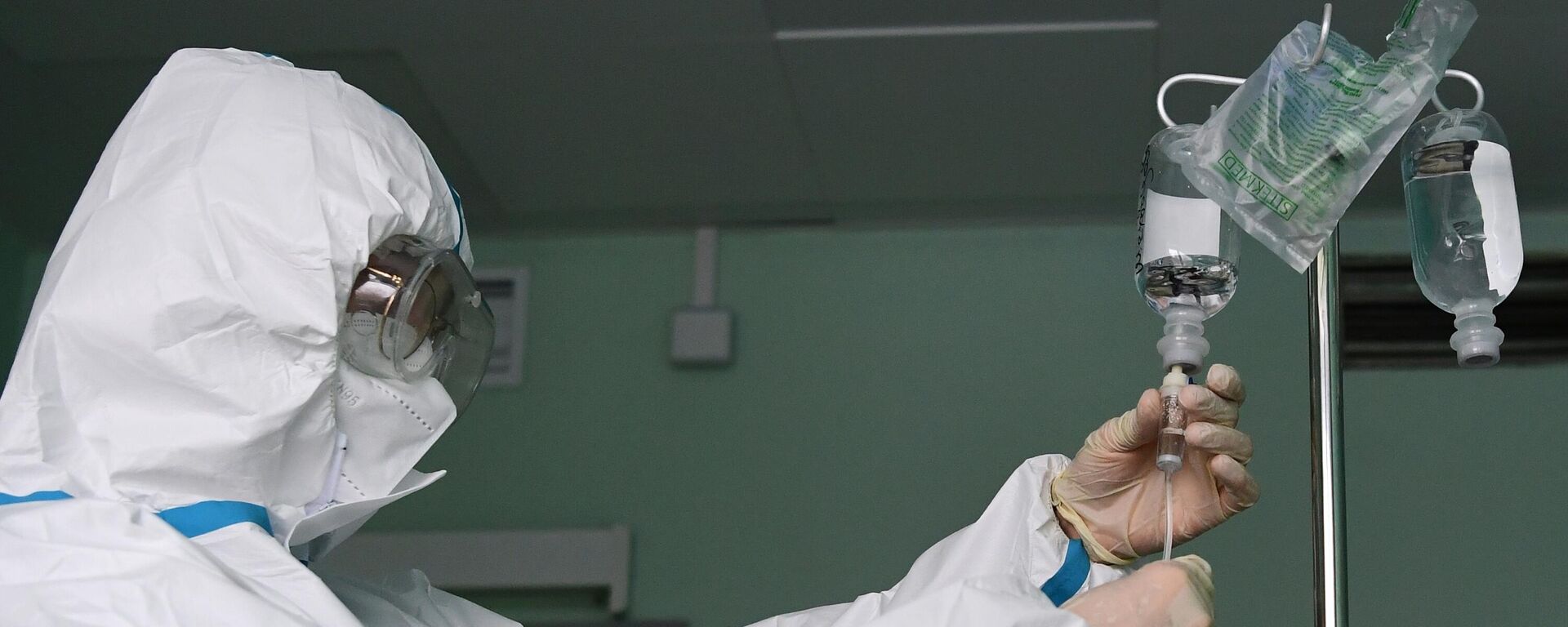 Un médico en el hospital para los pacientes con COVID-19 Un médico en el hospital para los pacientes con COVID-19 - Sputnik Mundo, 1920, 15.04.2021