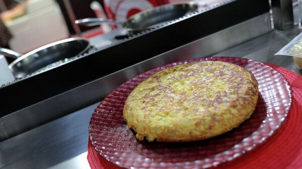 Una tortilla de patata lista para servir en un bar - Sputnik Mundo