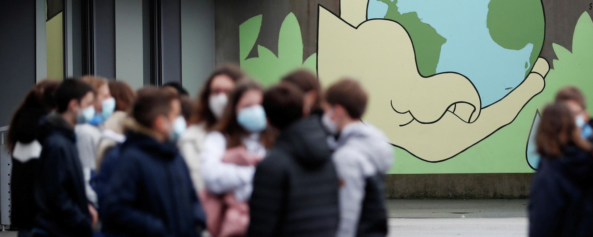 Homenaje a Samuel Paty en la escuela de Conflans-Sainte-Honorine, en el noroeste de París - Sputnik Mundo, 1920, 10.03.2021