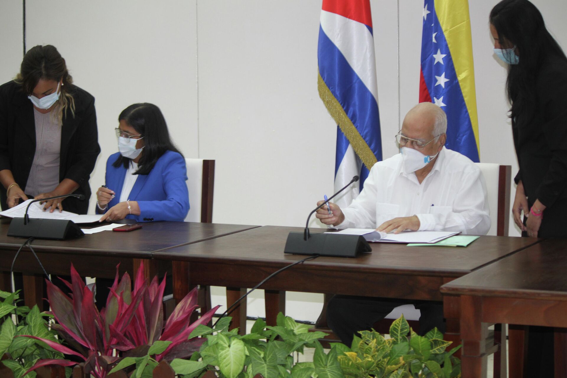 Delcy Rodriguez y Ricardo Cabrisas firman Convenio Integral de Cooperación Cuba-Venezuela - Sputnik Mundo, 1920, 10.03.2021