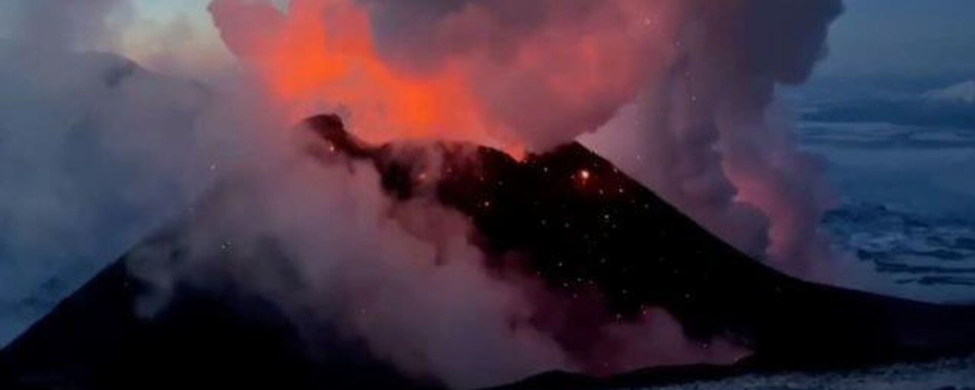 El volcán más alto de Rusia entra en una impresionante erupción - Sputnik Mundo, 1920, 10.03.2021