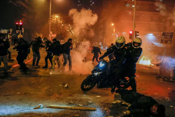 La gente protestaba contra la brutalidad policial: el 7 de marzo, unos agentes de Policía golpearon a un joven con las porras mientras patrullaban para hacer cumplir las medidas para contener la pandemia.  - Sputnik Mundo