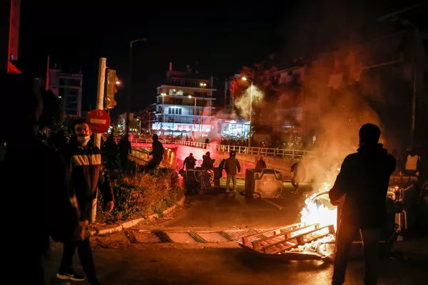Los anarquistas, enmascarados y encapuchados, se enfrentaron a la Policía lanzando piedras y cócteles molotov contra los agentes. - Sputnik Mundo