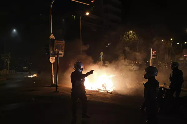 Algunos rompieron los escaparates e incendiaron automóviles y contenedores de basura.   - Sputnik Mundo