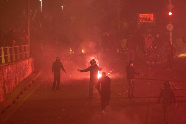 Los policías utilizaron gas lacrimógeno, granadas aturdidoras y cañones de agua.  - Sputnik Mundo