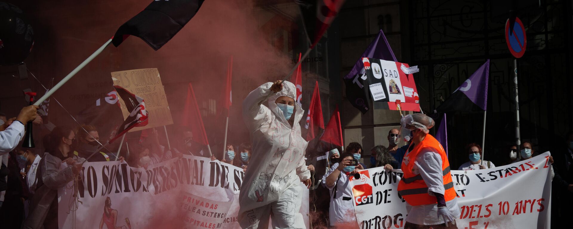 Una mujer participa en una manifestación durante la huelga general de la Sanidad en Cataluña. 10 de marzo de 2021 - Sputnik Mundo, 1920, 10.03.2021