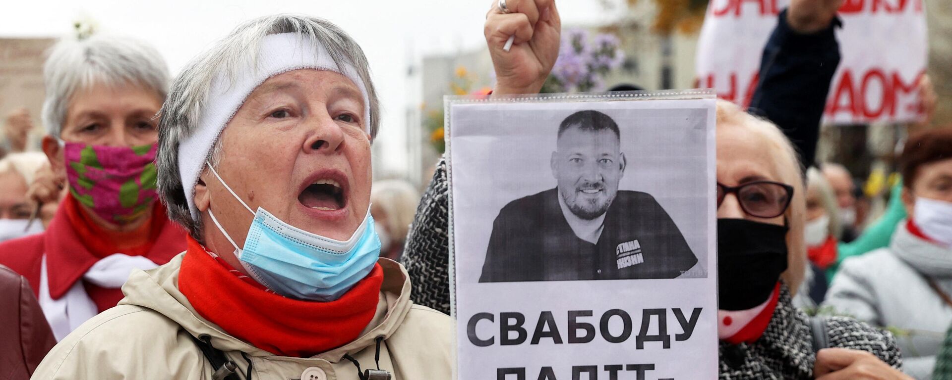 Una mujer con el retrato de Serguéi Tijanovski Una mujer con el retrato de Serguéi Tijanovski - Sputnik Mundo, 1920, 11.03.2021