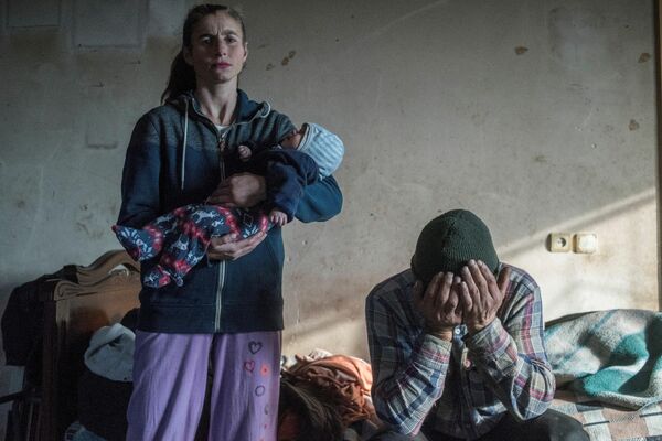 Azat Guevorkián y su esposa Anaik abandonan su casa en la ciudad de Lachín. La región de Lachín fue cedida a Azerbaiyán, según lo previsto en el acuerdo sobre el cese de las hostilidades en Nagorno Karabaj.   - Sputnik Mundo