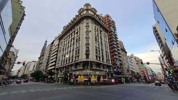  Callao y Corrientes, donde rueda la luna en Balada para un loco, nombrada Esquina Horacio Ferrer. - Sputnik Mundo