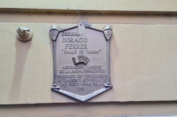 Callao y Corrientes, donde rueda la luna en Balada para un loco, nombrada Esquina Horacio Ferrer. Callao y Corrientes, donde rueda la luna en Balada para un loco, nombrada Esquina Horacio Ferrer. - Sputnik Mundo