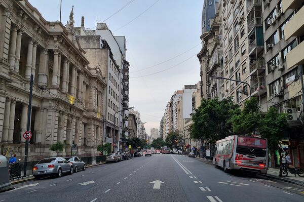 Callao y Corrientes, donde rueda la luna en Balada para un loco, nombrada Esquina Horacio Ferrer. Callao y Corrientes, donde rueda la luna en Balada para un loco, nombrada Esquina Horacio Ferrer. - Sputnik Mundo