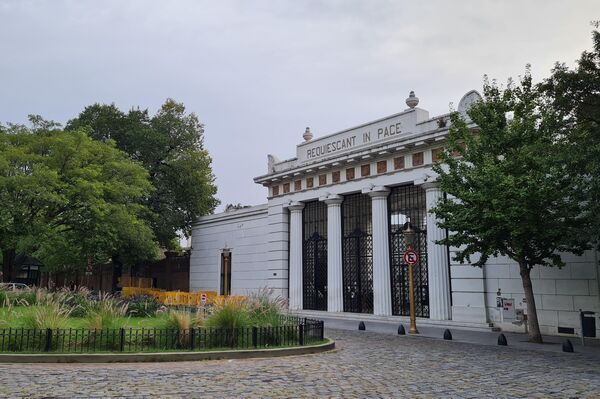 Cementerio de la Recoleta, en el barrio de clase alta que lleva su nombre, frente a Plaza Francia. Cementerio de la Recoleta, en el barrio de clase alta que lleva su nombre, frente a Plaza Francia. - Sputnik Mundo