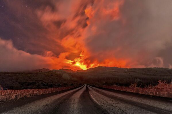 Italia fue sacudida por la mayor erupción del volcán Etna de los últimos 50 años. Las nubes gigantescas de humo se elevaron a 1.500 metros de altura y los escombros del cráter volaron a varios kilómetros de distancia. - Sputnik Mundo