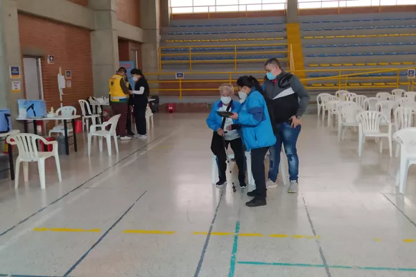 Jornada de vacunación a adultos mayores en El Tunal, Bogotá Jornada de vacunación a adultos mayores en El Tunal, Bogotá - Sputnik Mundo
