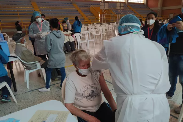Jornada de vacunación a adultos mayores en El Tunal, Bogotá Jornada de vacunación a adultos mayores en El Tunal, Bogotá - Sputnik Mundo