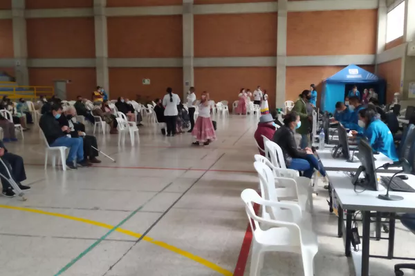 Jornada de vacunación a adultos mayores en El Tunal, Bogotá Jornada de vacunación a adultos mayores en El Tunal, Bogotá - Sputnik Mundo