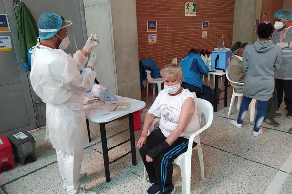 Jornada de vacunación a adultos mayores en El Tunal, Bogotá Jornada de vacunación a adultos mayores en El Tunal, Bogotá - Sputnik Mundo