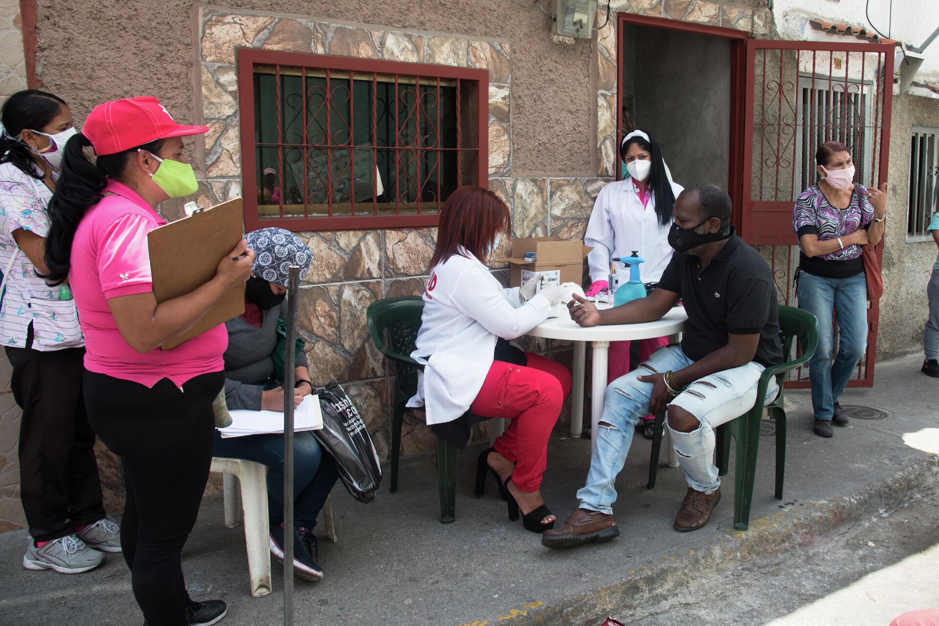 Personal médico realiza recorrido por favelas de Caracas para identificar y aislar casos de COVID-19 - Sputnik Mundo, 1920, 13.03.2021