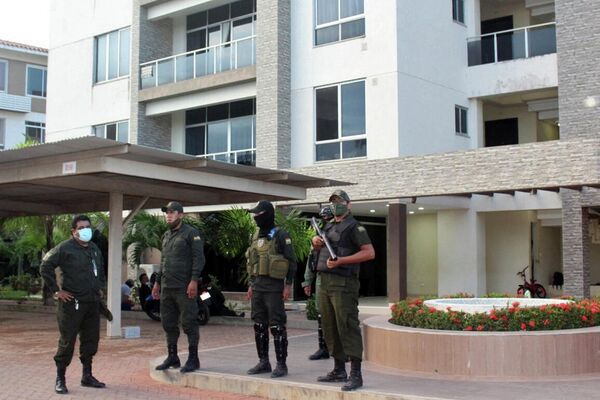 La Policía vigilando frente a la casa de Jeanine Áñez, Trinidad (Bolivia), el 12 de marzo de 2021 La Policía vigilando frente a la casa de Jeanine Áñez, Trinidad (Bolivia), el 12 de marzo de 2021 - Sputnik Mundo