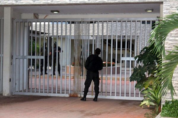 La Policía vigilando frente a la casa de Jeanine Áñez, Trinidad (Bolivia), el 12 de marzo de 2021 La Policía vigilando frente a la casa de Jeanine Áñez, Trinidad (Bolivia), el 12 de marzo de 2021 - Sputnik Mundo