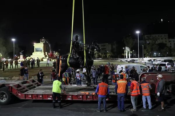 El desmantelamiento del monumento del general Manuel Baquedano, Santiago de Chile, Chile, el 12 de marzo del 2021 - Sputnik Mundo