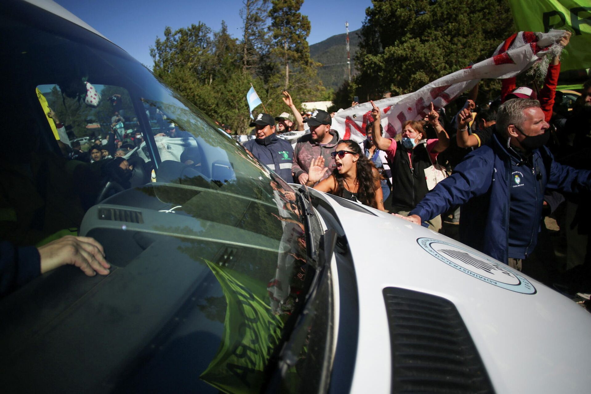 Los manifestantes atacan el vehículo presidencial - Sputnik Mundo, 1920, 13.03.2021