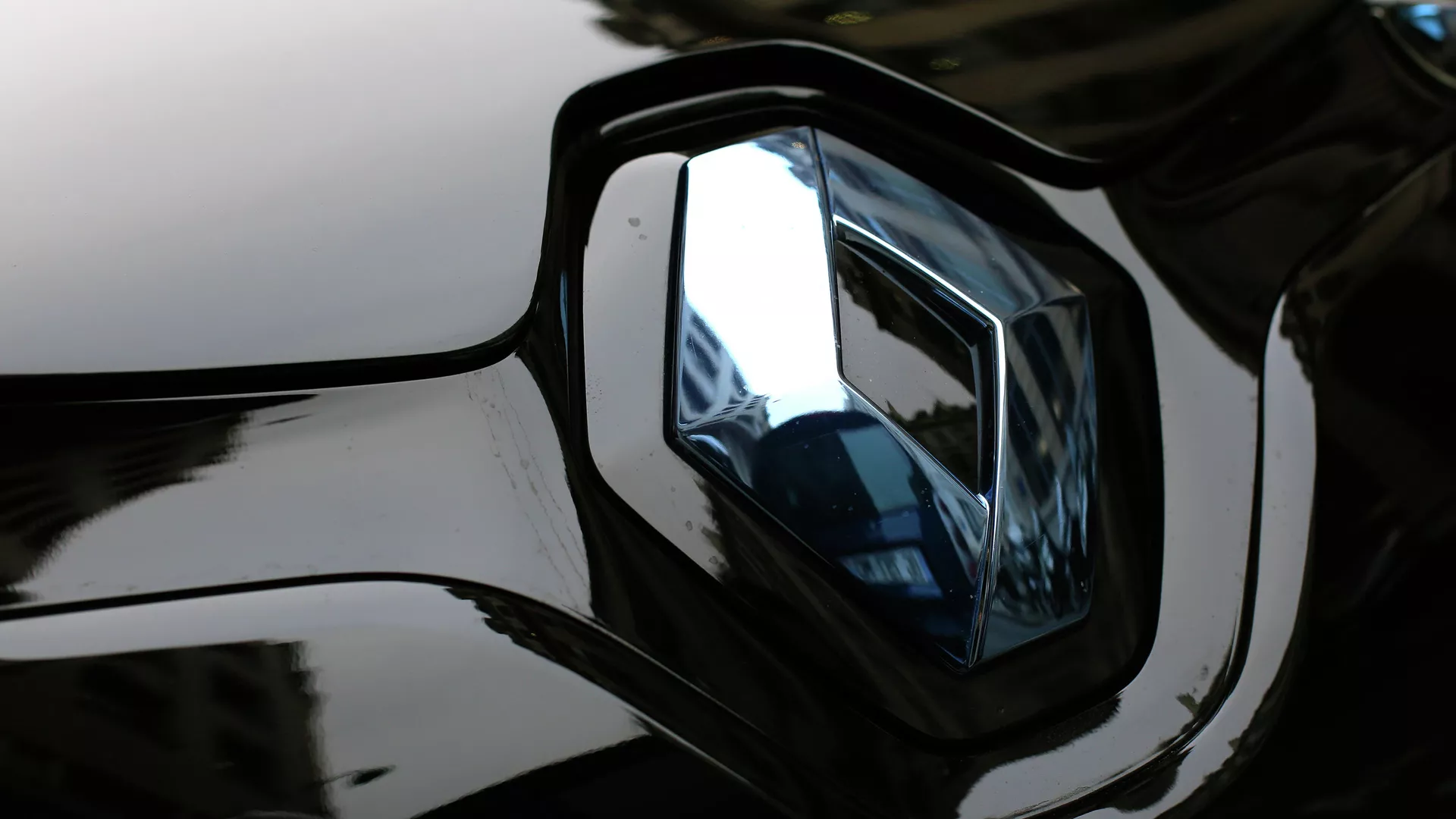 El logo de Renault en uno de los vehículos de la marca