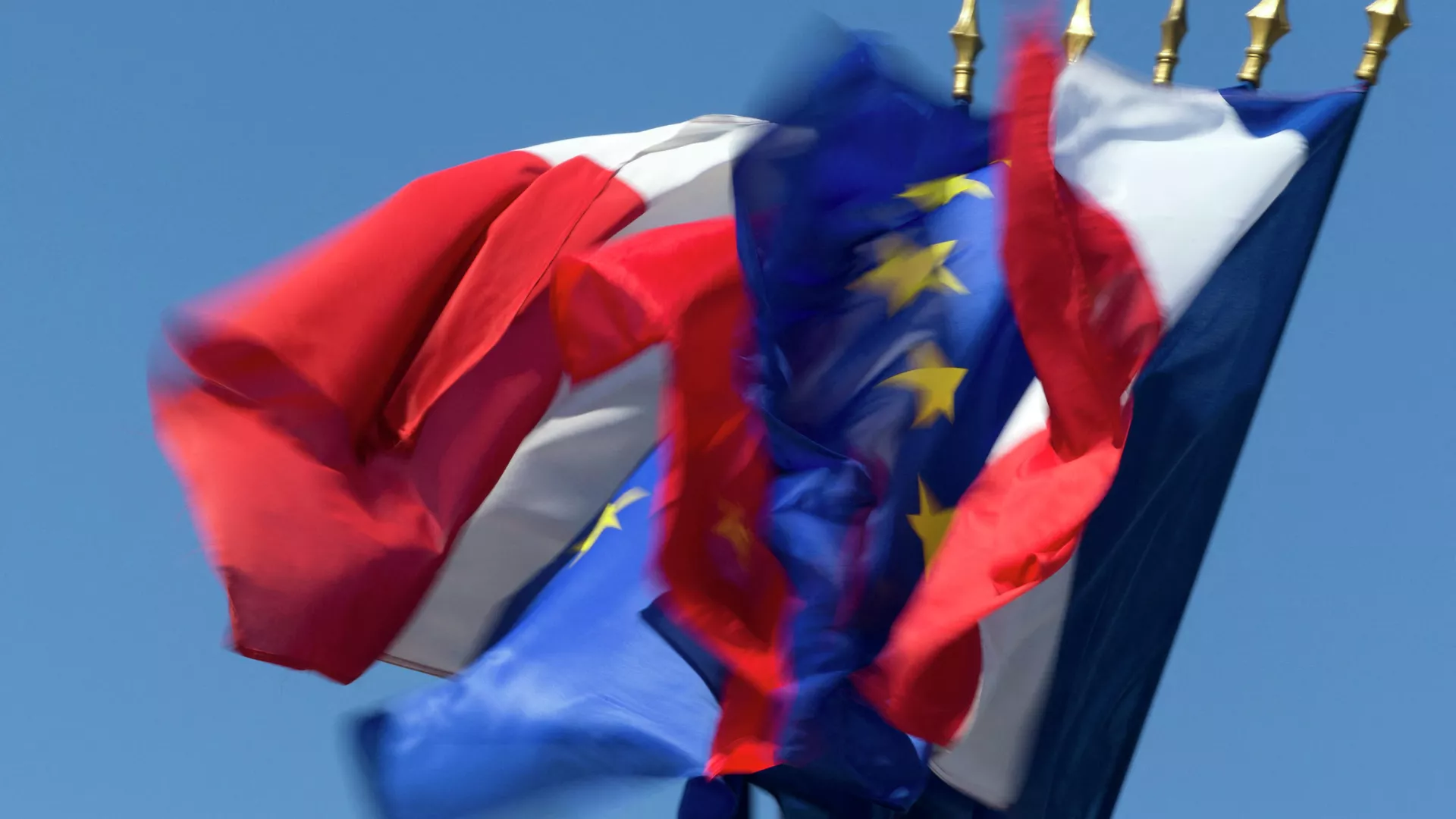 Las banderas de Francia y la UE