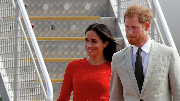 Meghan Markle, exactriz estadounidense, y su esposo, el príncipe Harry - Sputnik Mundo