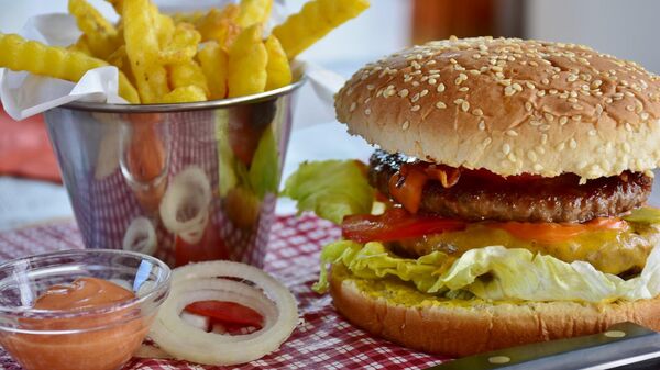 Una hambuerguesa y unas patatas fritas - Sputnik Mundo