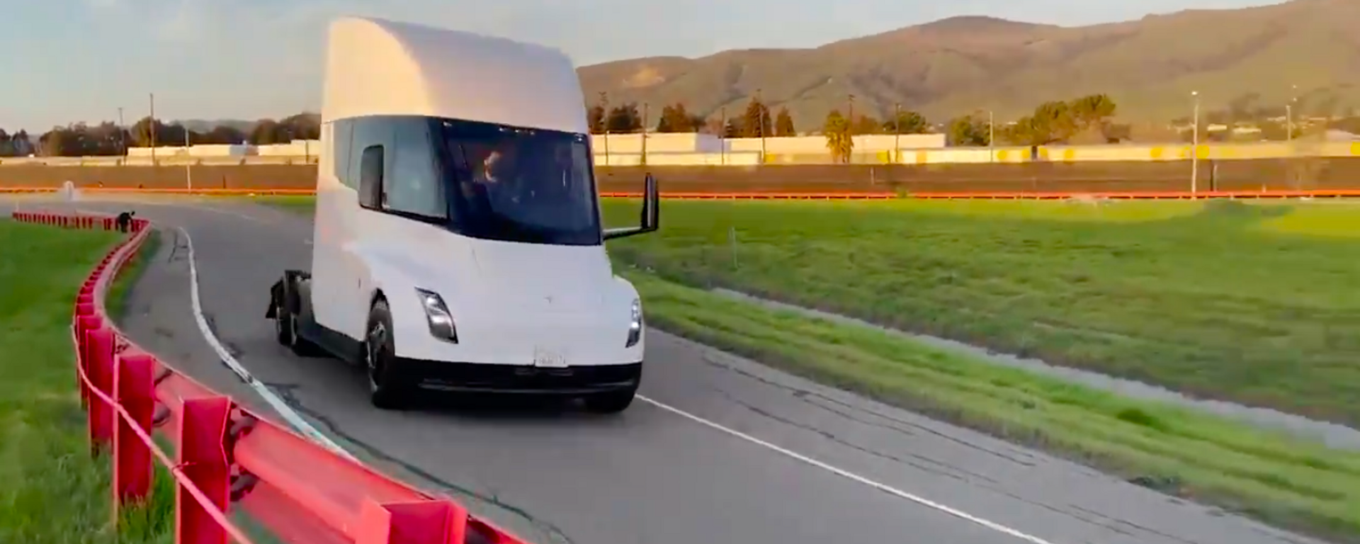 El camión Tesla Semi durante unas pruebas en Fremont, California - Sputnik Mundo, 1920, 15.03.2021