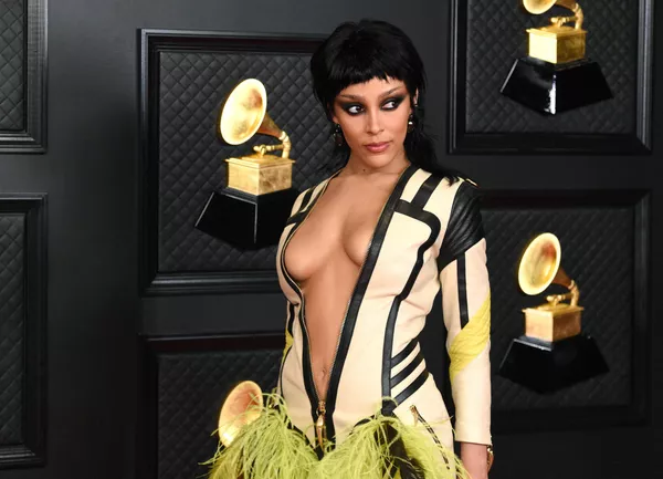 Los premios Grammy se celebraron en Estados Unidos. Debido a la pandemia, la 63 ceremonia tuvo un formato híbrido. Los eventos principales se desarrollaron en varios escenarios del Staples Center de Los Ángeles, California. Se realizaron emisiones simultáneas desde el club Troubadour y el Hotel Café de Los Ángeles, el Teatro Apollo de Nueva York y la sala de conciertos Station Inn de Nashville, Tennessee. En la foto: la cantante Doja Cat en los premios Grammy en Los Ángeles. Los premios Grammy se celebraron en Estados Unidos. Debido a la pandemia, la 63 ceremonia tuvo un formato híbrido. Los eventos principales se desarrollaron en varios escenarios del Staples Center de Los Ángeles, California. Se realizaron emisiones simultáneas desde el club Troubadour y el Hotel Café de Los Ángeles, el Teatro Apollo de Nueva York y la sala de conciertos Station Inn de Nashville, Tennessee. En la foto: la cantante Doja Cat en los premios Grammy en Los Ángeles. - Sputnik Mundo