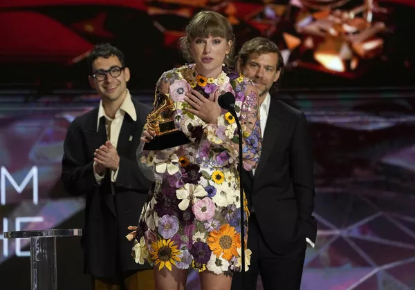 Folklore de Taylor Swift (en la foto) se convirtió en el álbum del año. Folklore de Taylor Swift (en la foto) se convirtió en el álbum del año. - Sputnik Mundo