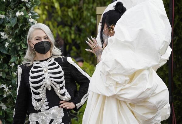 La cantante Phoebe Bridgers (izquierda) y la actriz y cantante Noah Cyrus en la entrega de los Grammy en Los Ángeles. - Sputnik Mundo