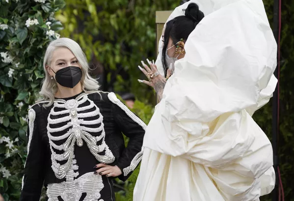 La cantante Phoebe Bridgers (izquierda) y la actriz y cantante Noah Cyrus en la entrega de los Grammy en Los Ángeles. La cantante Phoebe Bridgers (izquierda) y la actriz y cantante Noah Cyrus en la entrega de los Grammy en Los Ángeles. - Sputnik Mundo
