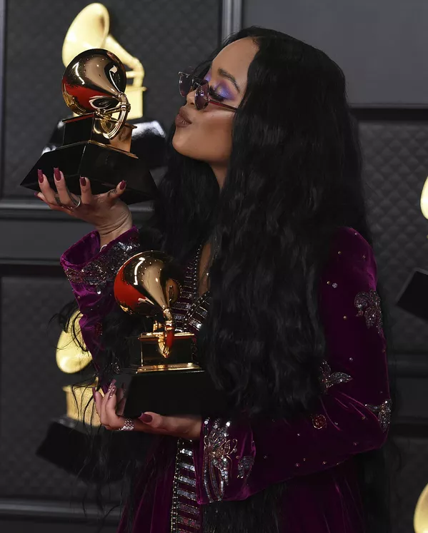La canción del año es I can't breathe de la cantante H.E.R. (acrónimo de Having Everything Revealed). Su nombre real es Gabriella Wilson. La canción del año es I can't breathe de la cantante H.E.R. (acrónimo de Having Everything Revealed). Su nombre real es Gabriella Wilson. - Sputnik Mundo