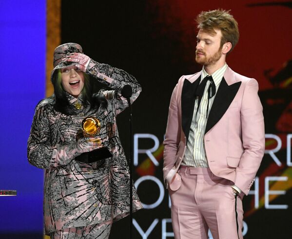 Billie Eilish con Everything I Wanted ganó el premio a la grabación del año. En la foto: Billie Eilish (izquierda) y FINNEAS durante la entrega de los Grammy. - Sputnik Mundo