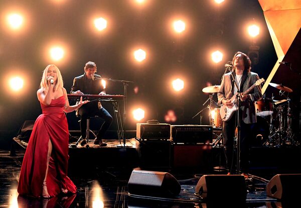 La cantante de country Maren Morris y el guitarrista John Mayer en los premios Grammy en Los Ángeles. - Sputnik Mundo