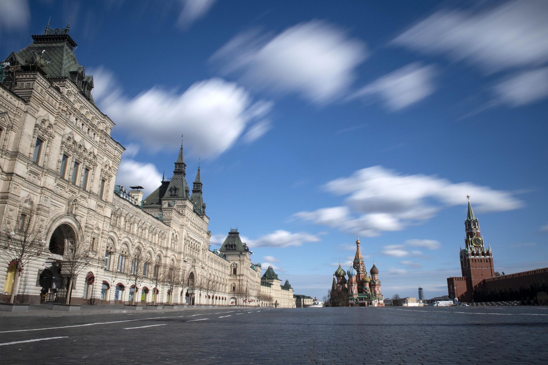 El centro comercial GUM (izda.) en la Plaza Roja de Moscú El centro comercial GUM (izda.) en la Plaza Roja de Moscú - Sputnik Mundo, 1920, 15.03.2021