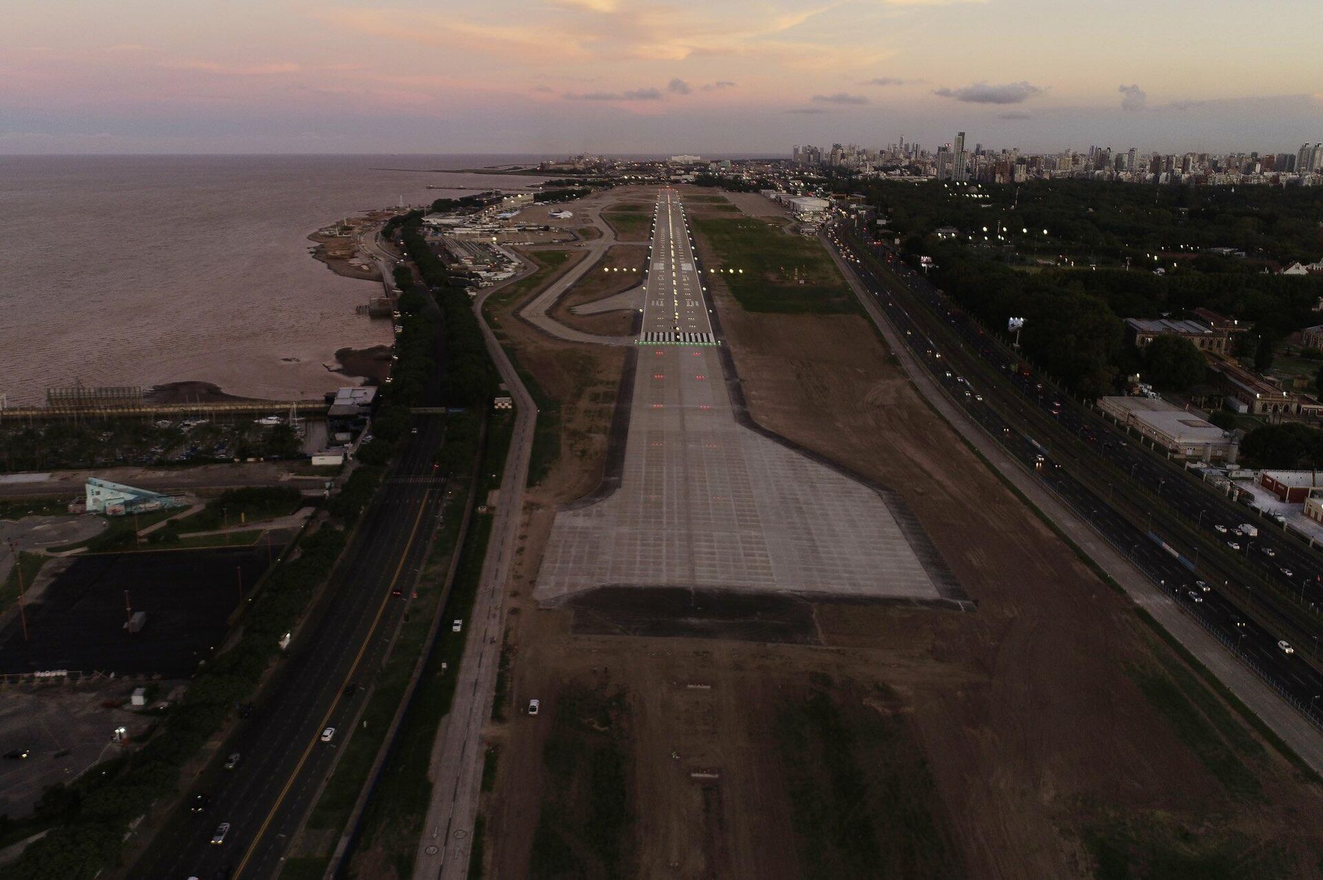 Pista de aterrizaje de Aeroparque, en Buenos Aires, tras las remodelaciones - Sputnik Mundo, 1920, 15.03.2021