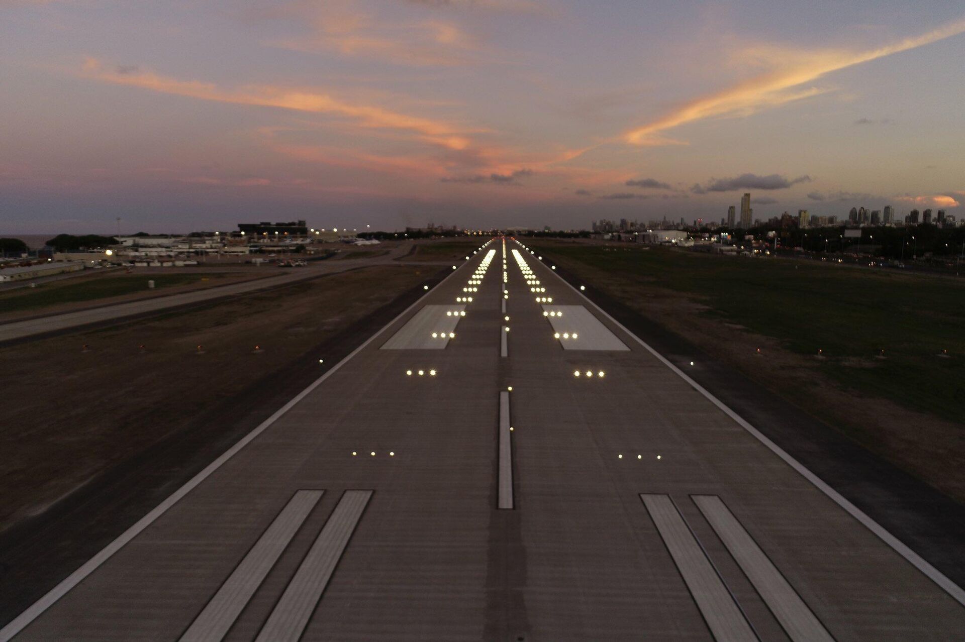 Pista de aterrizaje de Aeroparque, en Buenos Aires, tras remodelaciones - Sputnik Mundo, 1920, 15.03.2021