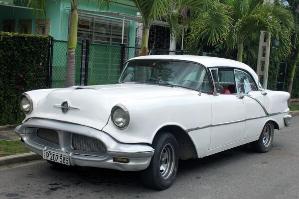 Oldsmobile Super 88 sedan Holiday 1956 - Sputnik Mundo