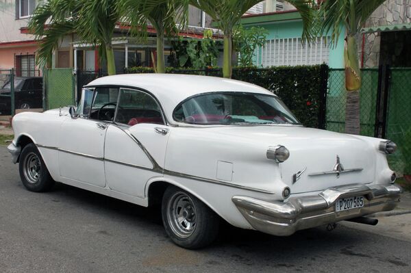 Oldsmobile Super 88 sedan Holiday 1956 - Sputnik Mundo