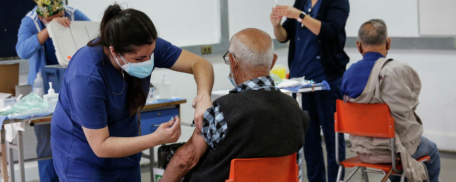 Proceso de vacunación a mayores de  90 años en Chile - Sputnik Mundo, 1920, 02.06.2021