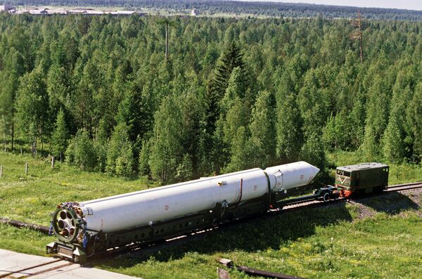 Sin embargo, la historia de esta base soviética empezó años antes.En la foto: transporte a la plataforma de lanzamiento del cosmódromo de Plesetsk  del cohete Tsiklon con la nave espacial Resurs. - Sputnik Mundo