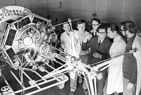 A principios de los años 60, surgió una necesidad de ampliar la escala de las actividades espaciales en la URSS.En la foto: unos científicos de la entonces Checoslovaquia se familiarizan con el funcionamiento de los dispositivos del satélite Interkosmos-10. - Sputnik Mundo