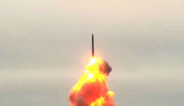 La primera mención del cosmódromo de Plesetsk en los periódicos soviéticos data de 1983.En la foto: lanzamiento de prueba del misil balístico Topol-M desde el cosmódromo de Plesetsk - Sputnik Mundo