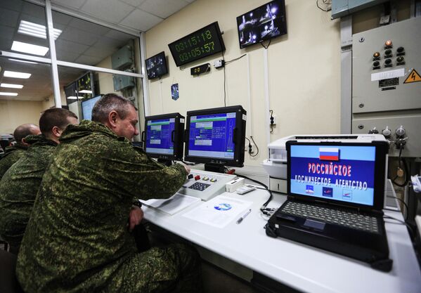 El cosmódromo se encuentra a 180 kilómetros al sur de la Arjánguelsk y cubre un área de casi 2.000 kilómetros cuadrados.En la foto: empleados del cosmódromo de Plesetsk durante el lanzamiento del cohete de transporte Soyuz-2.1b con un satélite militar a bordo. - Sputnik Mundo