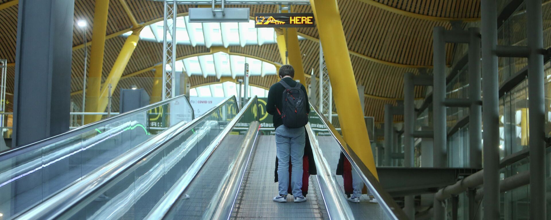 Un hombre con su equipaje en el Aeropuerto Adolfo Suárez Madrid Barajas - Sputnik Mundo, 1920, 17.03.2021