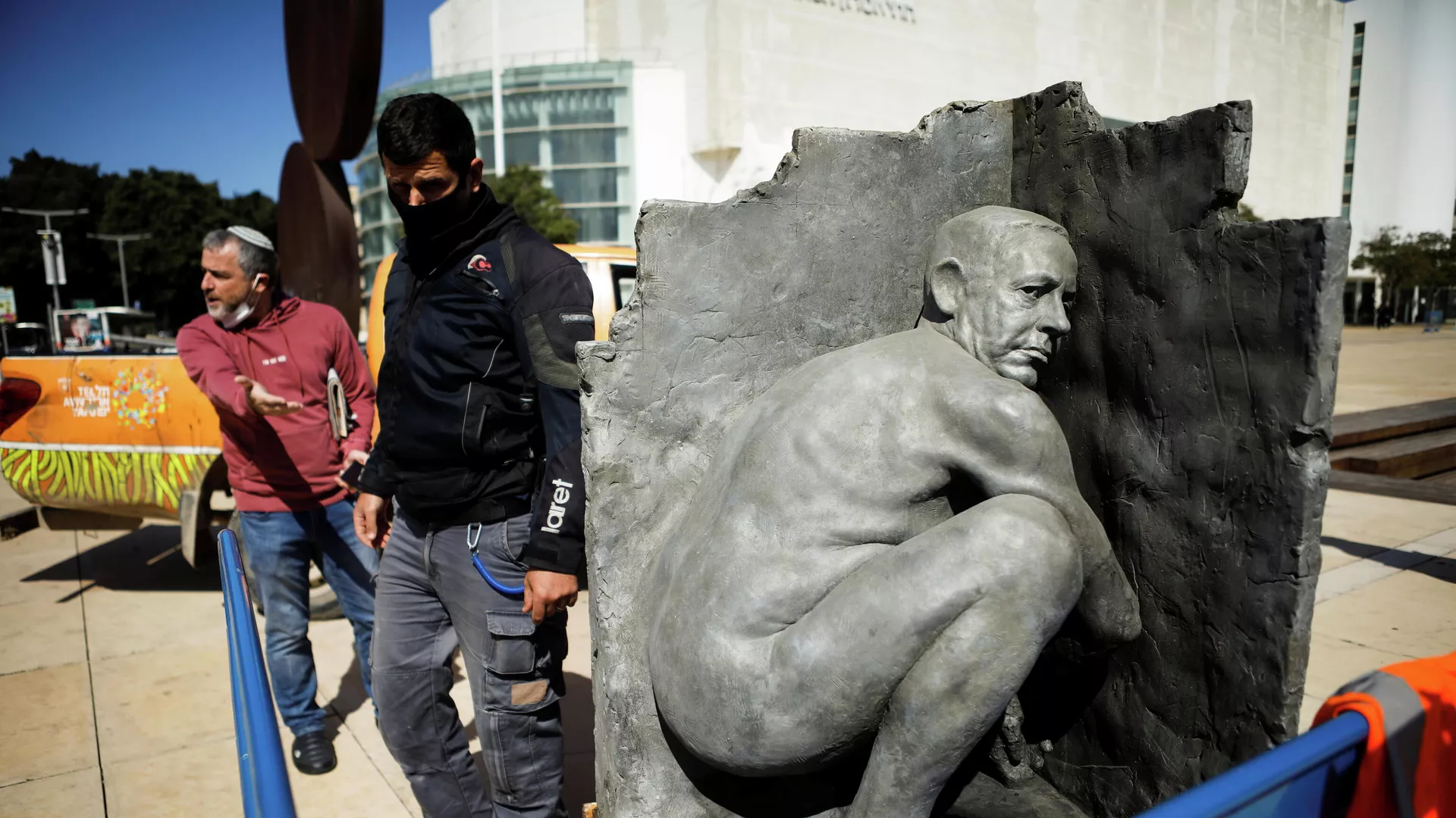 La estatua de Netanyahu haciendo sus necesidades en Tel Aviv
